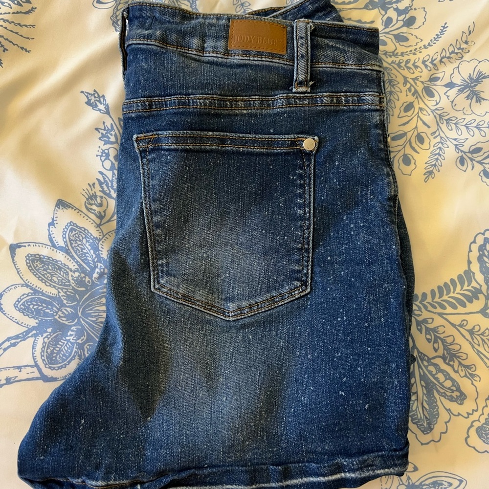 Judy Blue splattered denim shorts - Picture 7 of 8